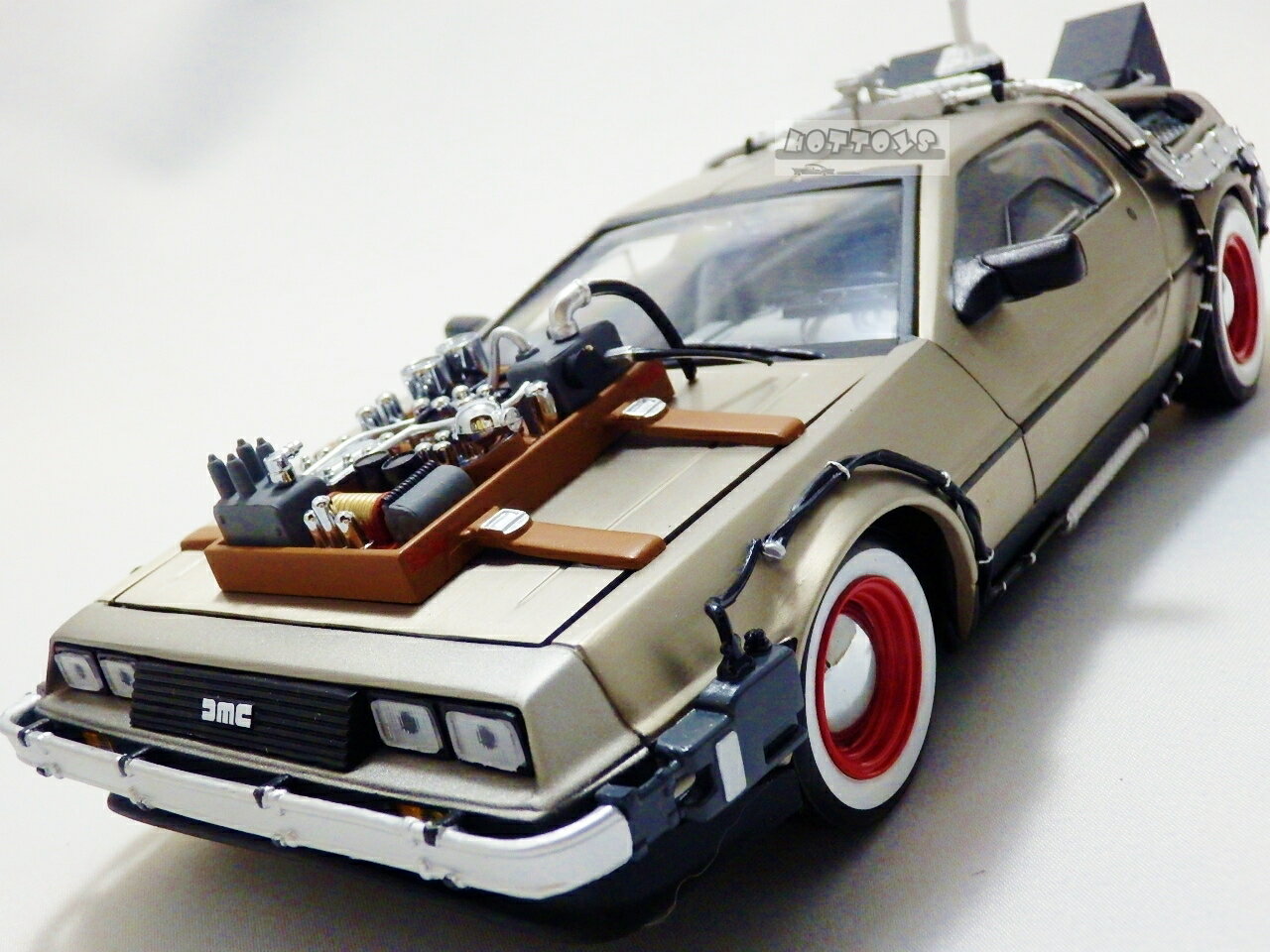 新品入荷 1 18 バックトゥザフューチャー Part 3 デロリアン号 ホワイトウォールタイヤ付き 予約商品 映画 バックトゥザフューチャー デロリアン号 です 映画のシーン通り ウェスタンバージョンです 期間限定最安値挑戦