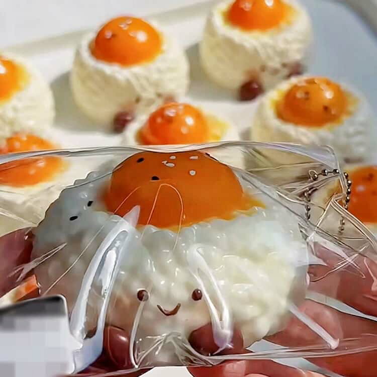 ATiCのオシャレ減圧食品サンプル 子供 おにぎり ぷにぷに 2点セット プッシュ ふわふわおもちゃ 大人 感触 お握りおにぎり Y2K ふわふわ かわいい おにぎりスクイーズ ストレス解消 指の運動 もちもち おしゃれ 子供 こども スクイーズ 握って遊ぶ お菓子 デザートそっくり｜アングル3