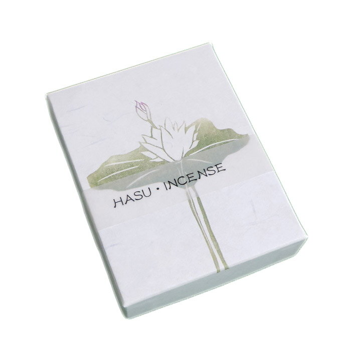 商品情報サイズ箱：約80×62×23mmお香の長さ：約70mm内容量約20g（約90本）燃焼時間約15～17分（1本あたり）生産国日本（京都香彩堂製）※掲載した写真は、光の当たり具合やPCの使用状況によって色が異なって見える場合がございます。 ご了承くださいませ。スティック型お香　HANGAインセンス　ハスの花 ハスの花をイメージした瑞々しい香り♪ 京都香彩堂の大人気定番商品☆ 和紙箱の絵が版画絵のように可愛らしい♪お部屋でお気軽に和の趣を楽しむことができる スティック型のお香（インセンス）です。ルームフレグランス感覚で気分をリフレッシュさせてくれます♪ハスの花をイメージした瑞々しい香り。ロータス、ジャスミン、スズラン等を調合しました。ハスをイメージした透明感のあるフラワー系の香りです。甘さも控えめなので、男性にもオススメです。