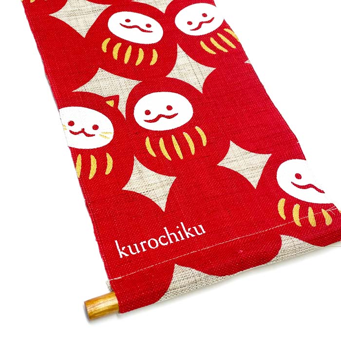 型染めタペストリー　七転び八起き　麻100％ 日本製 迎春飾り 正月飾り 縁起物 ダルマ 達磨 掛け軸 和 和雑貨 お歳暮 お年賀 贈り物