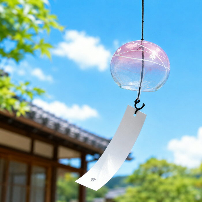 商品情報サイズ本体：縦6.5cm 横径7cm短冊：縦15cm 横3.5cm素材本体：ガラス短冊：紙生産国日本※こちらの商品は、職人による手作りとなります。その為、形や色に多少の誤差が生じる場合があります。ご了承ください。※掲載した写真は、光の当たり具合やPCの使用状況によって色が異なって見える場合がございます。ご了承くださいませ。神恩風鈴　コノハナ 神様の恩恵をデザイン起こした涼しげな風鈴。 福島県喜多方市で一つ一つ手作りされたガラス風鈴★ 古来、日本では自然から多くの恵みを享受し、感謝するという流れから、あらゆる自然物に神が宿るとする自然信仰が生まれたと考えられています。こちらの風鈴は、神様の恩恵を表現した繊細で涼しげな風鈴です。手書きに箔を振りかけた蒔絵の手法を取り入れ、より美しく仕上げています。寝室やリビングに置けば、涼しげな音色がお部屋に響きます。