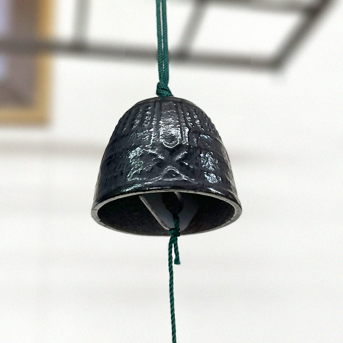 南部鉄器風鈴　ふくろう　伝統工芸品 日本製 梟 フクロウ 鋳鉄 水沢鋳物 岩手県奥州市南部鉄 伝統の技 和雑貨 インテリア 鉄器 癒しの音 みちのく風鈴 飾り物 贈り物 ギフト