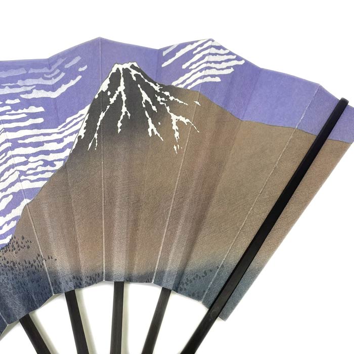 飾り扇子　黒骨　北斎　赤富士　化粧箱入り　扇子立て付き　紙扇子 涼感 夏小物 エコ インテリアとして ディスプレイとして 涼感グッズ 飛沫対策 竹扇子 着物、浴衣、甚平に合う扇子 小粋な扇子 夏のギフト 贈り物 お土産 プレゼント