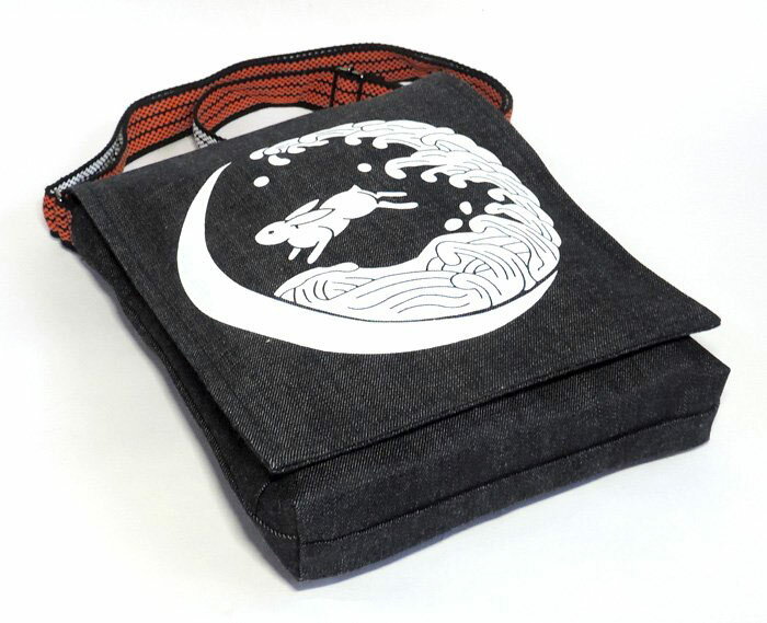 デニムショルダーバッグ　浪に月うさぎ　倉敷デニム　兎柄　真田紐　和風　和柄バッグ　斜め掛け可能　ウサギ柄バッグ