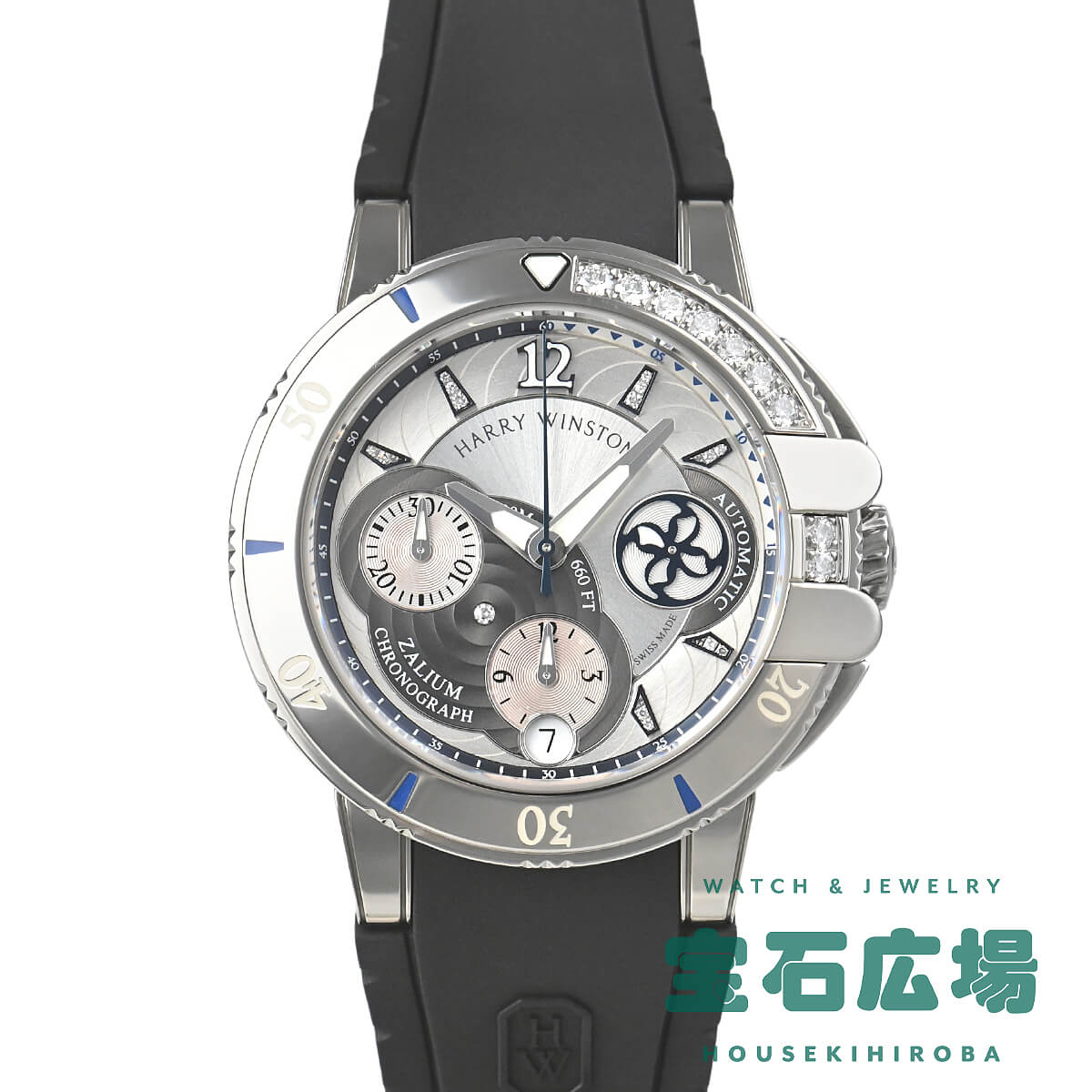 ご購入前に必ずご確認ください。 商品NO653702001 ブランドハリー・ウィンストン 商品名オーシャン スポーツ レディ 型番411/LCA38Z 機械自動巻き 材質ザリウム ブレス・ストラップストラップ 宝石ダイヤモンド タイプレディース カラーシルバー ムーブメント自動巻き ケースサイズ38.0mm 機能クロノグラフデイト表示 整備メンテナンス 付属品内箱外箱 「キング・オブ・ダイヤモンド」の異名を持ち、極上の宝石のみを扱うことにこだわり続けるジュエラー“ハリー・ウィンストン”。こちらはスポーツライン「オーシャンスポーツ」のレディースモデルです。ケースには特殊金属ザリウムを採用し、スポーティーなスタイルの中にエレガンスを感じさせます。当店でのメンテナンス済み。海外で新品として展示されていた品ですが、経年変化によるインダイヤルの焼けが有ることをご了承ください。