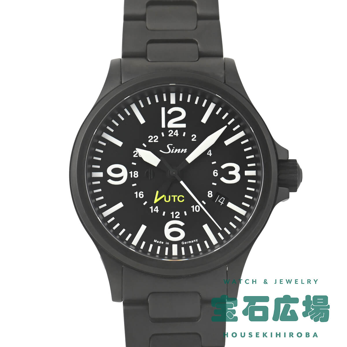 ご購入前に必ずご確認ください。 商品NOSN102 ブランドジン 商品名856.S 型番856.020 機械自動巻き 材質ステンレス（DLC加工） ブレス・ストラップブレス タイプメンズ カラーブラック 文字盤特徴アラビア ムーブメント自動巻き パワーリザーブ42時間 ケースサイズ40.0mm ケース厚11.0mm 機能2タイム表示耐磁デイト表示 付属品内箱外箱ギャランティー 極限の状況下におかれることも想定されるパイロットにとって重要なダイアルの視認性を最優先してデザインされた「856.UTC」。通常の針の他にGMT針を設け、デュアルタイム機能を追加しています。ステンレスケースにはDLC加工とテギメント加工を施し、セラミックと同等となる1200ビッカースもの高硬度を実現。マグネチック・フィールド・プロテクションにより、80,000A／mまでの耐磁性能を発揮しますので、磁気の多い現代でも安心してご使用になれます。