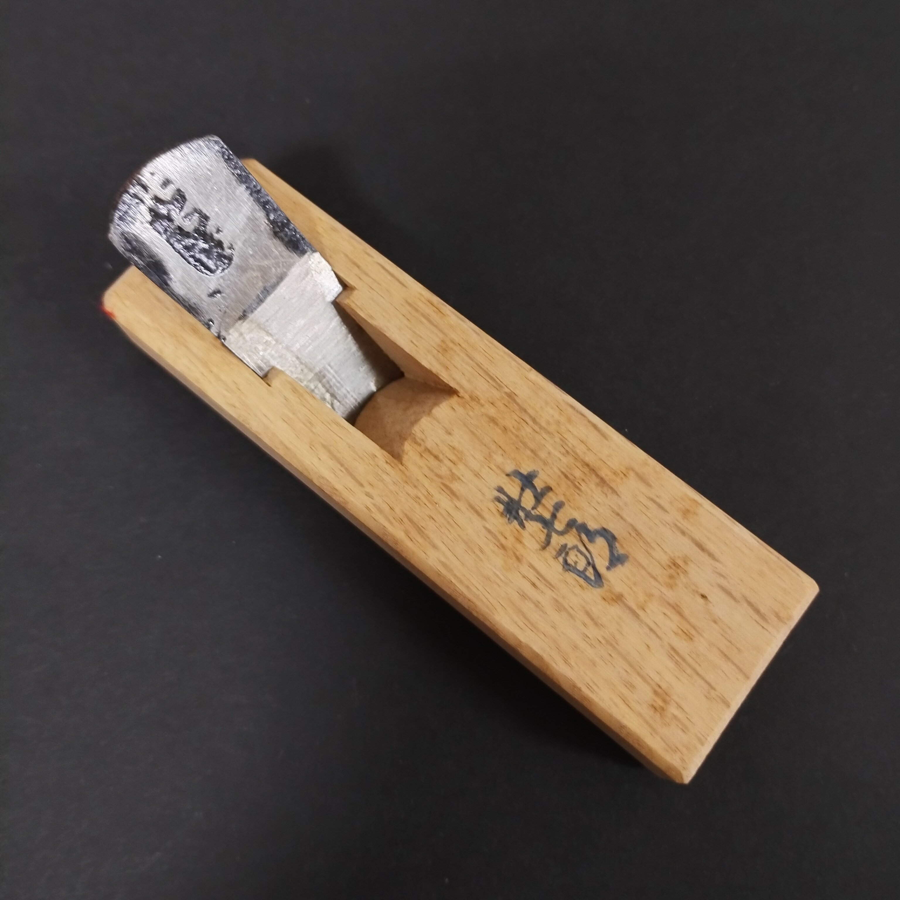 商品情報刃の材質安来鋼刃の幅15mm台の長さ縦93mm×横27mm×高さ13mm台の材質白樫重さ50g壮七郎 細工鉋 内丸 白樫台 安来鋼 15mm 鉋 豆鉋 細工用 DIY 大工道具 内丸鉋 安来鋼を使用した細工鉋です。内丸型です。台は白樫を使用しています。在庫限りの商品です。 5