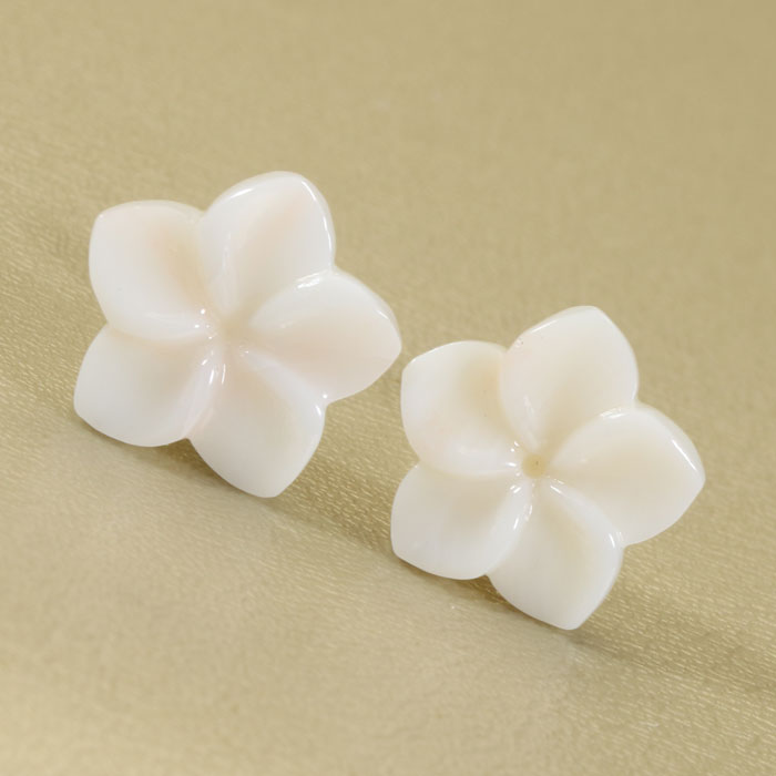【スーパーSALE 10％OFF！】 白 珊瑚 ピアス プルメリア 花 K18 イエローゴールド 無染色 JUNSUI レディース 女性 ファッション アクセサリー ジュエリー 還暦祝い 珊瑚婚式 3月誕生石 ラッピング無料 送料無料 高知 土佐のサムネイル