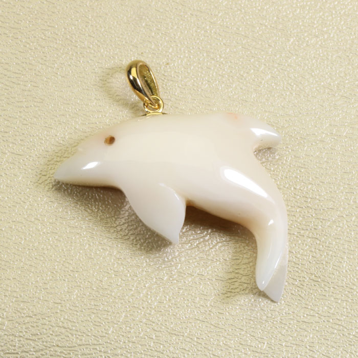 ミッド珊瑚 白 ホワイト ペンダント イルカ K18 イエローゴールド 無染色 SANSUI レディース 女性 3月誕生石 天然珊瑚 sango 本さんご コーラル 宝石 サンゴ 土佐 高知 ラッピング 無料 送料無料