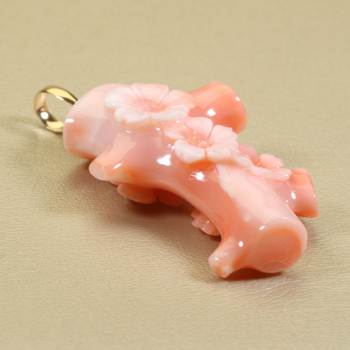 宝石珊瑚のSANSUIのガ-ネ珊瑚 ピンク 桜 花 ペンダント トップ K18 イエローゴールド 無染色 SANSUI 天然珊瑚 sango 本さんごコーラル 宝石 サンゴ 専門店 ラッピング無料 送料無料｜アングル2