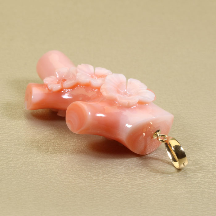 宝石珊瑚のSANSUIのガ-ネ珊瑚 ピンク 桜 花 ペンダント トップ K18 イエローゴールド 無染色 SANSUI 天然珊瑚 sango 本さんごコーラル 宝石 サンゴ 専門店 ラッピング無料 送料無料｜アングル3