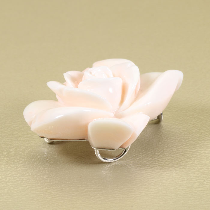 宝石珊瑚のSANSUIのガーネ珊瑚 ピンク 薔薇 ブローチ シルバー 無染色 SANSUI レディース 女性 天然珊瑚 sango 本さんご コーラル 宝石 サンゴ 土佐 高知｜アングル2