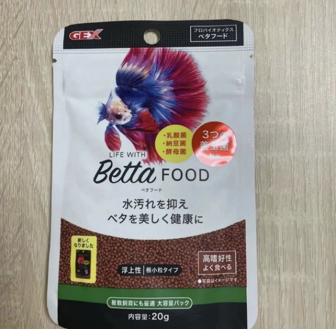 3つの善玉菌(乳酸菌・納豆菌・酵母菌)配合で最適なバランスで配合。水汚れを抑え、ベタの健康をサポートします。高嗜好性でよく食べます。浮上性・極小【粒サイズ】。 【原材料/成分/材質】 フィッシュミール、小麦粉、シュリンプミール、大豆ミール、小麦胚芽、ドライイースト、シュリンプペースト、生菌剤、ビタミン類(A、B、D3、E)、ミネラル類(リン、カリウム、カルシウム、鉄)、増粘安定剤(グルテン)、着色料 【原産国および製造地】 台湾 【保証成分】 粗たんぱく質 40.0%以上、粗脂肪 4.0%以上、粗繊維 4.0%以下、粗灰分 15.0%以下、水分 9.0%以下 メーカーの都合で予告なく商品パッケージが変更になる場合があります。
