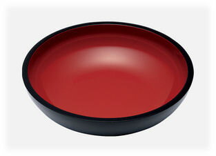 こね鉢 フェノール樹脂を使用した日本製こね鉢です。外見は本漆塗りとあまり変わりません。もち運びに便利なように軽量に仕上げています。形状、品質ともに水回しをして頂くには、十分な商品です。&nbsp; ・サイズ：360mm（内径320mm）/深さ90mm ・重量：1．7g ・材質：フェノール樹脂 ・日本製。あなたもそば作り名人になれます！ 「味作り、自分流」そば打ちは難しいと言われますが、それだけ奥が深く、大人の趣味として楽しむには打ってつけ。 そばは添加物を一切使わず、そば粉と水のみで作る究極の自然食品、健康食品です。体を浄化する作用があり、 血圧や肝臓にも良い効果があるとされています。 ご家庭でそば打ちを楽しんでいただくための、麺道具です。 あなた流の楽しみ方を見つけてください。 その他、各種麺打ちセット＞