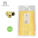 【特徴】 学名: Persea americana 英名:Avocado oil 科名:クスノキ科 感触:粘度が高い。重く濃厚。 浸透力:非常に優れている 産地:オーストラリア(※原産地は時期やロットよって変更する場合が有ります。) 香りの特徴:特有の香り 利用部位抽出部:果実 抽出法:冷却圧搾法 【P.L.O精製アボカドオイルのこだわり】 高酸化作用の高いビタミンEや皮膚や粘膜の再生に必要なビタミンAなどの 栄養が豊富なオイルです。 酸化・変質しにくく、長期保存できます。生産地から航空便でフレッシュな状態で輸入、自社工場の専用充填機でパッキング、ハイクオリティーな商品をお求めやすい販売価格でお届けします。 【P.L.O精製アボカドオイルはこんな方にお勧めです!】 □ 肌にうるおいがなく、乾燥に悩んでいる □ 見た目年齢が気になってきた □ 抜け毛や紫外線で傷んだ毛先をどうにかしたい □ ベタつきが無くて使いやすいオイルを探している □ 硬くなった皮膚(かかとやひじなど)が気になる □肉割れや妊娠線が悩み 【ご使用方法】 ■製品使用用途 スキンケアに　 洗顔後、化粧水のあとに手のひらで数滴擦り合わせ、顔を包み込むようになじませます。 ボディケアに 水分がたっぷり補給された入浴後が効果的です。 手のひらにオイルを広げ、ボディを包み込むようになじませます。 入浴後の水分蒸発をふせぎ、お肌を乾燥から守ってくれます。 ヘアケアに タオルドライ後、オリーブオイルを少量ずつ毛先から付けて、髪全体にオイルを馴染ませます。 ドライヤーで乾かせば艶と潤いがある髪に。 スカルプケアに シャンプー前に、オリーブオイルを手のひらに数滴落として指になじませ、指の腹で優しく地肌をマッサージします。 妊娠線のケアに 手の平でオイルを人肌に温め、おへそを中心に円を描くようにマッサージしながら優しく塗ります。 メイクに リキッドファンデーションにオイルを1~2滴混ぜることで、伸びが良くなりしっとり艶肌が長持ちします。 ネイルケアに 指先や爪のケアに。乾燥を防いで、ささくれやジェルネイルの浮きを抑えます。 手作りコスメの材料に 天然成分100％オイルなので、防腐剤や着色料など添加物が一切含まれない高品質です。 手作り石鹸やクリーム・リップの材料、アロマテラピーキャリアオイル、ベースオイルとしてもご使用頂けます。 【ご使用上の注意事項】 ・10℃以下で白く固体化しますが、これは天然成分の特徴です。室温で温めると再び液体に戻りますのでご安心ください。 ・電子レンジは使用しないでください。温度が上昇し、火傷の原因となる可能性があります。 ・季節やロットによって香りの強弱がある場合があります。アボカド特有の香りの為、劣化臭ではないかとご心配される方がおられますが、品質には全く問題ございません。安心してご使用ください。お肌に異常が生じていないかよく注意して使用してください。お肌に合わないとき即ち次のような場合には、使用を中止してください。そのまま使用を続けますと、症状を悪化させることがありますので、皮膚科専門医等にご相談されることをおすすめします。 (1)使用中、赤味、はれ、かゆみ、刺激、色抜け（白班等）や黒ずみ等の異常が現れた場合 (2)使用したお肌に、直射日光があたって上記のような異常があらわれた場合。 ●使用後はしっかり蓋をしめ、容器の中に水が入らないようご注意ください。 ●極端に高温の場所や直射日光をさけ、乳幼児の手の届かないところに置いてください。 【検索キーワード】 精製アボカドオイル　アボカドオイル　キャリアオイル【商品内容】 PROST Luxury Oil 精製アボカドオイル 1000ml 【商品説明】 アボカドは、クスノキ科の常緑木で低温に弱く、アルフォルニア・フロリダ・ハワイ・南アメリカなどの熱帯地方で広く栽培されています。 栄養豊富なアボカドから抽出されたオイルは、「森のバター」「バターフルーツ」といわれる酸化安定性の高い植物オイルです。 人気の秘訣は濃厚でリッチなつけ心地。 オリーブオイルの約2.5倍のビタミンEに加え、オレイン酸、バルチミン酸、リノール酸など豊富に含まれた美容有効成分が髪・肌などスキンケアに、しっとりもっちりとしたうるおいを与えてくれます。 【特徴】 学名: Persea americana 英名:Avocado oil 科名:クスノキ科 感触:粘度が高い。重く濃厚。 浸透力:非常に優れている 産地:オーストラリア(※原産地は時期やロットよって変更する場合が有ります。) 香りの特徴:特有の香り 利用部位抽出部:果実 抽出法:冷却圧搾法