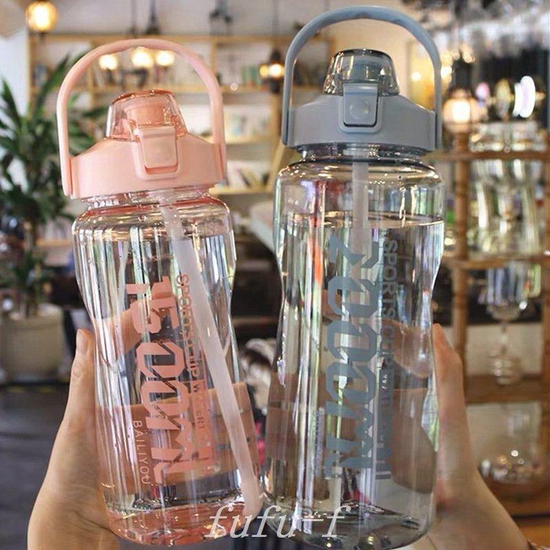 容量：約1500ML ， 約直径9.5cm×高さ26.5cm 容量：約2000ML ，約直径10.5cm×高さ31cm 健康．BPAフリー：無害無臭、体にも優しいです。環境にやさしい、リサイクル可能、耐久性耐衝撃性に優れる. 便利性ストラップ付き、持ち運びやすいです。目盛り付き、一目瞭然で分かりやすい。注ぎ口がワンタッチ設計で、開け簡単です。おしゃれなカバーが付いているので、安全に持ち歩けます。 大容量：容量：1500ml 2000ml 水ボトルの口は、アイスキューブやレモン、オレンジ、その他の果物を追加してあなたの人生をより健康にするのに十分な広さです。大容量、運動後の水分損失を補うことができます。 使用場所 キャンプ、山登り、サイクリング、釣り、ハイキング、スポーツ、フィットネス、ヨガなどアウトドアスポーツにもご持参できます. メーカー希望小売価格はメーカーサイトに基づいて掲載しています