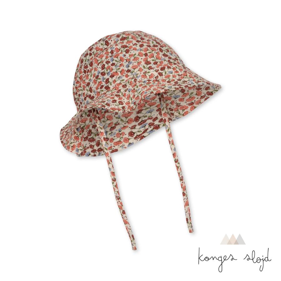 【Konges Sløjd コンゲス スロイド】FLOR DE AMOR/BITSY SUNHAT/ 花柄 サンハット 6-9ヶ月/2-4歳 サイズ：6-9ヶ月（50cm）/ 2-4歳（54cm） 綿100%のシアサッカーで作られた柔らかいサンハット。 Konges Sløjdでは、GOTS認定を受けています。グローバルオーガニックテキスタイルスタンダードは、バリューチェーン全体の環境的および社会的基準の両方に目を向けたオーガニックテキスタイルの加工に関する国際標準です。 この認証は、材料が有機であり、農薬、危険な化学物質、フッ素化化学物質で処理されていないことを保証します。さらに、GOTSは最低賃金、労働環境、労働時間、年齢などの労働条件の基準を設定します。 FSC - 森林管理協議会 2022年にFSC認証を取得しました。森林管理協議会は、私たちが製品に使用する木材(主に玩具)が責任ある林業から来ていることを保証する国際基準です。 FSCラベルは、動物や植物の生命が保護され、森林で働く人々に訓練、安全装置、まともな賃金が保証されていることを保証するものです。 エコテックス®スタンダード100 OEKO-TEX®のSTANDARD 100は、テキスタイル、製品、アクセサリーの世界的に標準化された独立したテストおよび認証システムです。 【Konges Sløjd】 Konges Sløjdは、2014年にエミリー・コンゲさんによって設立された、デンマーク・コペンハーゲンのブランドです。 ブランド名の「Konges」は創立者のコンゲさんの名前から。「Sløjd」は、堅実で優れた職人技に関連する古いスウェーデン語です。「美しく、耐久性のある製品を製造する」という、コンゲス スロイドのデザイン哲学と一致しています。 高品質で環境に優しい、オーガニックコットンやリサイクルポリエステルを使用し、長持ちする方法で衣服、おもちゃ、インテリアを製造しています。子ども達だけでなく、将来の世代にも受け継がれるように作られています。すべての服は手触りが柔らかく、小さな子供たちに快適さと安全を与えます。化学物質含有量の面でもヨーロッパの高い基準を満たしています。高品質に加え、北欧らしいデザインと色使いも人気で世界中で支持されています。