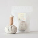 【W＊AROMA HERB】 和草ハーブボール「結 −つなぐ−」 FOR MATERNITY 「ハーブのお灸」 ハーブボールは何種類ものハーブを布に包み、温かく蒸したものを全身に押し当てるトリートメントです。 ハーブの香りに包まれ、全身を芯から温めてくれる「ハーブのお灸」です。 タイやインドなどのアジア諸国を中心に、昔から伝統医療の一つとして治療で使われています。 自律神経やホルモンの調整、筋肉疲労、冷え、むくみ、美肌、痩身、精神疾患などに効果があると言われています。 【結 −つなぐ−】 自分と繋がると、他者や社会とも自然と繋がることができる。 そしてその「繋がり」から、新たなものが生み出され、また繋がっていく。 古来から母と子の繋がりを支え、安心安全な環境を作るために使われてきたハーブを使用。 穏やかで心安らぐ香りが特徴のブレンドです。 ※助産師監修。妊娠6か月（22週）以降の方もご使用可能です。 ◆農薬不使用・オーガニックへのこだわり W*ARoMa HERBの全ての商品は、農薬不使用で食べても安心・安全なハーブのみを使用しています。 （国産ハーブ製品は自社にて残留農薬検査を実施済）。 自然に「循環」出来るように製造しているため、使用後は土に戻すことができる地球に優しいECO製品です。 ◆製作者へのこだわり W*ARoMa HERBの商品は全て手作業で作られます。機械は一切使用しません。 国内製造商品は子育て中のお母さん、障害を持つ方々が作成しています。 一つ一つ丁寧に、愛情込めて作られた商品は、一つ一つ味わいがあり、温かい気持ちになります。 また、W*ARoMa HERBの商品を製造することが、職業支援・生活支援の場としても活用され、新たな雇用を生んでいます。 ◆ブレンドへのこだわり 和草ハーブボール®は、JAMHA認定のハーバルセラピストが考え、日本のハーブに詳しい薬学博士が監修しています。 またマタニティと女性ブレンドについては現役助産師も最終チェックしており、安心してご利用頂けるブレンドとなっています。 【W＊AROMA HERB】 W＊ARoMa（ワロマ）とは、warm（温め）とaroma（香り）の意味を含んだ造語です。 W＊ARoMa HERB（ワロマハーブ）®は、『ハーブ×温め×香り』に魅力がある「ハーブボール」がきっかけで生き方が変わります。 仕事や育児・介護などに毎日忙しく追われていると、どうしても自分のことは後回しで、自分ではない「誰か」のために生きてしまいがちです。 「誰か」のために生き過ぎてしまうと、自分の心と体は置き去りにされ、どんどん本来の自分から遠ざかってしまいます。 そんな「自分」よりも「誰か」のために生きてしまっている方々に、W＊ARoMa HERB（ワロマハーブ）®の商品を使って頂くことで、少しでも自分を大切に感じる時間を取ってもらいたい。 ご自宅でのセルフケア、ご家族同士でのケアをしながら、自分と向き合い、自分の声を聴き、自分に目を向ける時間を取って欲しい。 全ては、あなたの人生を生きてもらうために。 自分のことをもっと自分事として考えてもらうために。 「誰かのためじゃなく、ワタシを生きる」という創業以来のコンセプトのもと、W＊ARoMa HERB（ワロマハーブ）®では、『ハーブ×温め×香り』をテーマに、頑張り過ぎて自分に沢山付けた「鎧」を壊し、本来の自分に戻りやすくしてくれるアイテムをご紹介いたします。 商品のご紹介 原材料 よもぎ、柚子、枇杷、桑、柿、すぎな、たんぽぽ根、生姜、はとむぎ、オーガニックコットン 使用方法 1. ぬらす ・ボールにスプーン1杯の塩と、ハーブボールが浸るくらいの水を入れて塩が溶けるまでかき混ぜます。 ・その中にハーブボールを入れ、ハーブボールの中心まで塩水が染み込むように、揉みながらしっかり濡らします。持ち手は出来るだけ濡らさないようにして下さい。 2. 温める 【電子レンジを使用する場合】 ラップでぬれたハーブボールを包み、500w〜600wで1分ほど温めます。 ※加熱し過ぎた場合またはハーブボールの水分が少ない場合、発火する恐れがございます。お気をつけください。 【お湯でゆでる場合】 耐熱のビニール袋にぬれたハーブボールを入れ、お湯が沸騰してから2分ほど茹でます。 【蒸し器を使用する場合】 濡れたハーブボールだけを蒸し器に入れ、10分ほど蒸します。 3. 使う ・熱いので必ず汚れてもいいタオルを使って取出します。 ・温度を調整しながら火傷に気をつけて、お好きな箇所に当ててご利用ください。直接素肌に当てますと、ハーブの成分が浸透しやすく、より効果を実感して頂けます。 保存方法 使用後は粗熱が取れたら、耐冷のビニール袋等に入れて冷蔵庫にて保管します。 一度ご利用になったハーブボールを常温保存した場合、カビなどが発生する恐れがございます。ご注意ください。 ※防腐剤などの添加物は一切使用しておりません。使用しないまま長期間冷蔵庫にて保存した場合や常温にて保存した場合は燃えるゴミとして処分してください。 使用期限 保存状況によりますが、香りがなくなるまで10回ほど繰り返しご利用頂けます。香りがなくなってきましたら、お風呂に入れて「ハーブバスボール」として、またはプランターや庭などの土に戻して肥料としてもお使い頂けます（農薬不使用のため安心・安全に自然に還ります）。 ※お風呂に入れる場合は、ハーブの成分が浴槽に着色する恐れがあります。使用後は、お湯を必ず捨てるようにして下さい。