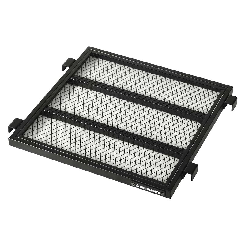 ◆ジャングルラック スクエア 棚板　LPP-JT351-BK（1枚単品） ジャングルラック スクエアを横方向に連結、増設可能な棚板です。 ◆重い植物でも安心なタフ天板 棚板設置した植木鉢の重みで沈み込みにくいよう、上部天板の構造をアップデート。通気性のよいメッシュ素材はそのままに、より安定した状態で植物を育成できます。 ◆ジャングルラック スクエアを横方向に連結、増設可能 ラックとラックを棚板で連結することで育成スペースを大幅に拡張することができます。ジャングルラックを2台お使いいただくことで、3台分の育成スペースを確保可能です。※連結方法による ◆棚板の段数を増やすことができます ジャングルラック スクエア LPR-J350の棚板の段数を増やすことも可能です。 ジャングルラック 棚板は、植物育成家具ブランド「BIBIPLANTS（ビビプランツ）」の製品です。ビザールプランツラックからリニューアルしました。 旧ビザールプランツラックシリーズへもお使いいただけます。 ■ ご注意 ■ ・ ご注文のタイミングにより、納期がかかる、又は完売などの場合もございます。 ・ こちらの商品は配送日時指定が出来ない商品となります。 ・ 商品の情報/詳細、画像について保証は致しかねます。 ・ 画像はイメージです。商品以外が含まれる、又は商品と異なる場合があります。 ・ 必ずメーカーホームページなど合わせてご確認ください。 ・ ご注文確定後のキャンセル・返品・交換は出来かねます。 ・ 代引きは対応できないため、キャンセルとなります。 ・ 北海道、沖縄、その他離島は配送致しかねます。 ・ 配送センターより直送のため、他商品と同梱はできません。あらかじめご了承ください。