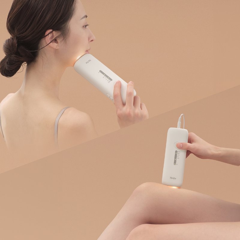 ■ ご注意 ・画像はイメージです。商品以外が含まれる、又は商品と異なる場合があります。 ・店頭でも販売している商品のため、ご注文状況によってはご注文後でも欠品となってしまう可能性がございます。 申し訳ございませんがその場合こちらからメールにてご連絡させて頂きますのでご了承ください。 特徴1 コンパクトながら最大19Jクラスのハイパワー設計。 特徴2 肌へのやさしさを追求した10℃ W冷却設計。 特徴3 家庭用IPLとしてトップクラスの1.3秒高速連射。 特徴4 衛生面に革新。“UVクリーン専用スタンド”付き。 特徴5 続けやすさを生む、軽量コンパクト設計。 特徴6 見せる収納で面倒な片付けも不要。 特徴7 ムダ毛ケアに加え、美肌ケアも可能な“Careモード”搭載。 特徴8 ベルベットコートで手に馴染む快適グリップ。 特徴9 海外使用可能 【サイズ（mm）】 約W61xD37xH170mm 【重量（g）】 約225g 【素材】 ABS+PC 【付属品】 ACアダプター、UVスタンド、クイックガイド、取扱説明書(保証書付) 【消費電力・電源】 約60W(本体)約3W(UVスタンド) 【原産国】中国 【コードの長さ（m）】 約1.8m