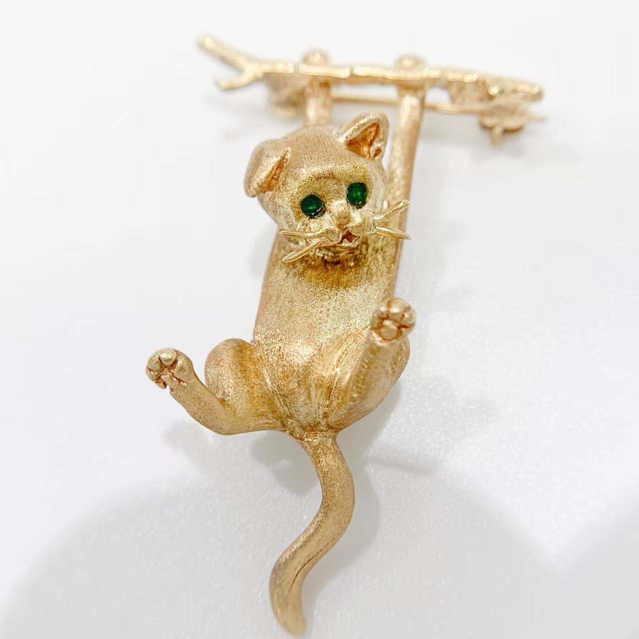 【中古】フレッドFRED ブローチ　猫ネコ　モチーフ　エメラルド　K18YG イエローゴールド　750