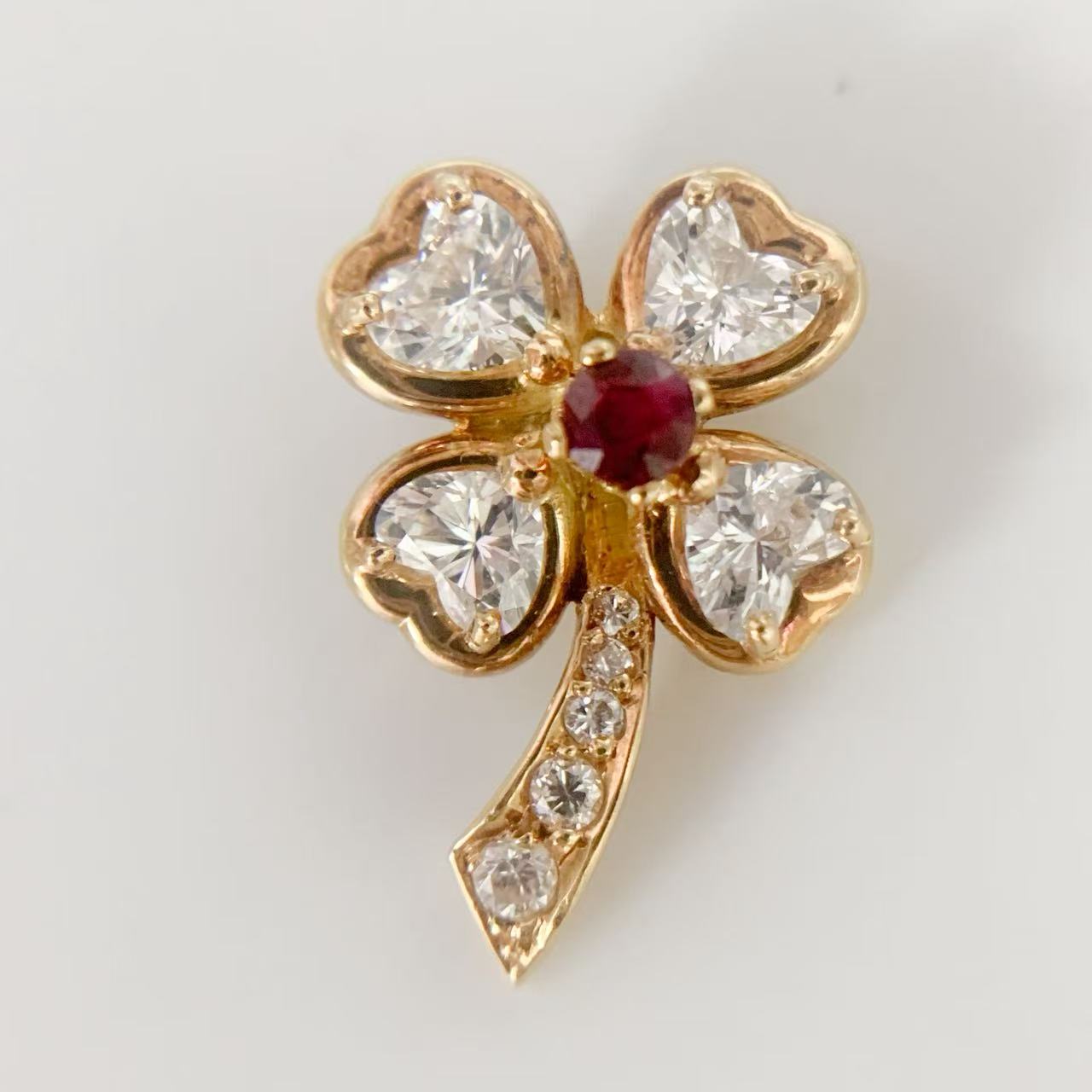 商 品 詳 細 ジャンル ペンダント　トップ ブランド クチンスキー Kutchinsky 素材 K18 （貴金属刻印有／K18・750刻印はございません。） 石目 ルビー、ダイヤモンド 重量 約2.2g 付属品 GRJ鑑別カード 商品説明 ご使用や保管によりダメージがございますが、比較的状態の良いお品です。 全体のキズ 汚れ わずか 全体の使用感 わずか 注意事項 モニターの発色により実際と異なる場合があります。 酸化が見られますが、着用には支障ございません。 備考 商品状態の詳細は画像をご確認ください！ 中古品の購入にあたっては、画像でキズや汚れなどの商品状態をよくご確認ください。 ダメージの説明・記載のない場合でも、商品現品の商品状態が優先されます。クチンスキーのペンダントトップは、優雅なデザインと高級感が魅力です。K18ゴールドを使用し、ルビーとダイヤモンドが美しく配置されています。お花をモチーフにしたデザインは、上品さと華やかさを兼ね備え、特別なシーンを彩ります。中古品ながらも、その輝きは色褪せることなく、持つ人の個性を引き立てます。日常の装いに特別なアクセントを加えたい方に最適です。