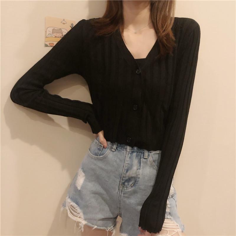 この新作の早春秋用Vネックニットカーディガンとインナーキャミソールの2点セットは、季節の変わり目にぴったりです。ショート丈の長袖カーディガンとVネックニット背心が含まれており、デザインはシンプルでカジュアル。色は白、黄色、黒、ピンクの4色から選べます。