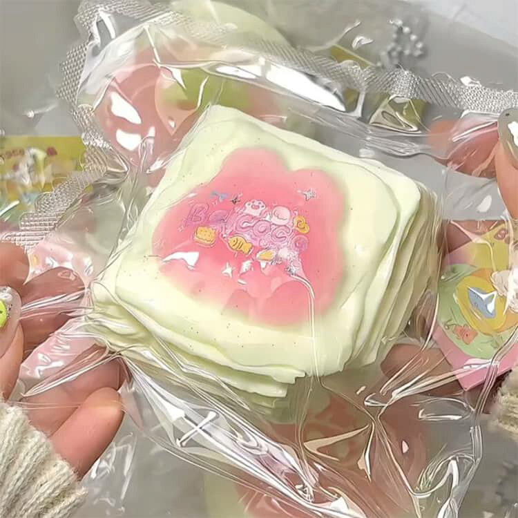 スクイーズケーキおもちゃ 水感スクイーズ 大きいパン スクイーズ パン型 ケーキ フード 伸縮性のあるスティッキーボールおもちゃ低反発ソフト握り心地 手触りが柔らかく パーティーの記念品やストレス解消のおもちゃとして最適で 子供も大人も大好きです hpy337-10013010 HPY商城 サンプル画像3