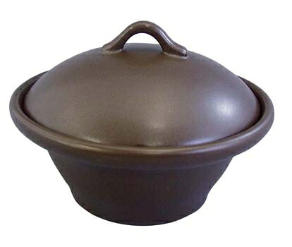 サイズ表示小適用人数（1人前用） （外鍋）外径×高さ（mm）φ165×110容量（cc） 450（内鍋）外径×高さ（mm）φ125×40容量（cc）200質量（kg）0.75※メーカー希望小売価格はメーカーカタログに基づいて掲載しています。（カタログ表示価格は消費税が含まれていません）名匠の味、にがり100%の豆腐が10分でできる蒸気鍋!和・洋・中いろいろな料理に使える万能鍋。遠赤外線でふっくら加熱調理します。材質:外鍋/耐熱セラミック製内鍋/磁器●1つあれば蒸し鍋のほか炒め、煮込 みと幅広くご使用できます。●ガスコンロ、オーブン、電子レンジ でもご使用できます。直火方式・湯煎方式に比べ、｢す｣や凝固ムラができにくく、固型燃料で簡単・短時間に出来ます。また、焦げつきもなく、吹きこぼれの恐れがないため安全です。