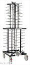●600×600mm0.36m2のスペースに皿を収容できます。●13cm～30cmの皿を、大きさにより8段階のバー間隔でのせる事ができ、支柱を前後に移動するだけで簡単に調節できます。●バーの皿受部分に、シリコンラバーリングが取り付けてありますので、皿が金属部分に当たることがなく、移動,振動にもスムーズに対応できます。シリコンラバーリングの間隔は皿の大きさにより調節して下さい。●調理場、配膳室、冷蔵室、カフェテリアサイド、ホール配膳に、多用途にご使用できます。●使用可能な皿のサイズ:φ130～300(8段階調節)●スタンド:600mm角●キャスター:自在×4(ストッパー付×2)※メーカー希望小売価格はメーカーカタログに基づいて掲載しています。(カタログ表示価格は消費税が含まれていません)外寸(mm)600×600×H1790 キャスター：φ150 スタンド：H220　重量28kg