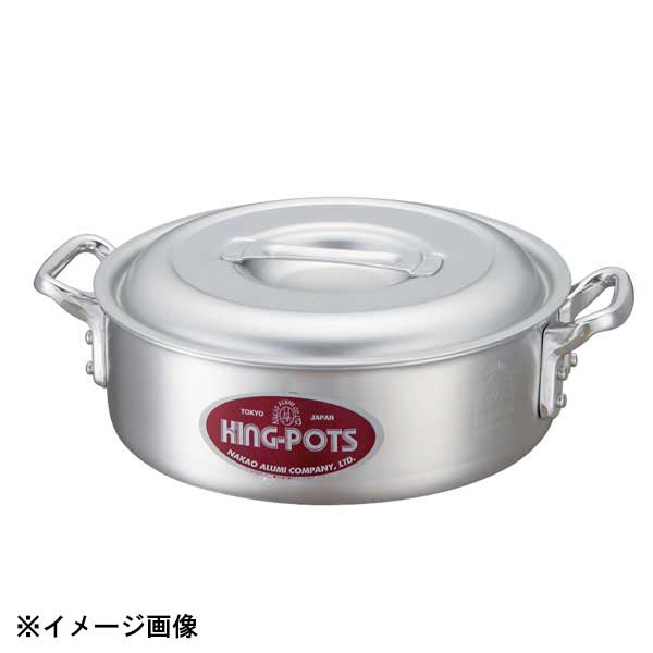 プロがこだわるお鍋。熱伝導が良く厚さも均一。おいしく作れるお鍋です。中尾アルミ製作所の代名詞とも言える、定番モデル。材質には一般的な鍋の原料より強度・耐食性が高いとされている、「A1100P」を用いており、プロユースの厨房でも十分にその実力が発揮されています。フタはスタッキングが出来るように加工され、鍋の縁は折り曲げられており機能性と耐久性が高められています。厚板アルミ使用●サイズ　深さ：70mm●材質：アルミニウム●生産地：日本