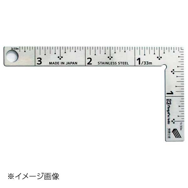 【特徴】●小さくても実用的、頼りになる本格派です。●1分単位の目盛が見やすい階段状目盛です。●偶数飛びで数値を把握できる2分点目盛です。●読み取り数値を間違えにくい連続追数字です。●ポケットや筆箱にも入り携帯に便利です。●深さ測定に便利な逆目目盛付(裏面)です。●フック穴付です。【用途】●寸法測定、直角確認に【仕様】●角部：同厚●呼び寸法(寸)：3●長手(妻手)×巾×厚さ(mm)：110(58)×12×1.2●表目盛：長手・外3寸3分、妻手・外1寸5分●裏目盛：長手・外3寸3分 内ホゾ1寸3分、妻手・外1寸5分●長さの許容差(mm)：-●直角度(mm)：-●セーフティロープ取付穴：有【サイズ】幅110×高さ58×奥行1.2mm【本体質量】17g【原産国】日本【材質】●ステンレス【特徴】●小さくても実用的、頼りになる本格派です。●1分単位の目盛が見やすい階段状目盛です。●偶数飛びで数値を把握できる2分点目盛です。●読み取り数値を間違えにくい連続追数字です。●ポケットや筆箱にも入り携帯に便利です。●深さ測定に便利な逆目目盛付(裏面)です。●フック穴付です。【用途】●寸法測定、直角確認に【仕様】●角部：同厚●呼び寸法(寸)：3●長手(妻手)×巾×厚さ(mm)：110(58)×12×1.2●表目盛：長手・外3寸3分、妻手・外1寸5分●裏目盛：長手・外3寸3分 内ホゾ1寸3分、妻手・外1寸5分●長さの許容差(mm)：-●直角度(mm)：-●セーフティロープ取付穴：有【サイズ】幅110×高さ58×奥行1.2mm【本体質量】17g【原産国】日本【材質】●ステンレス