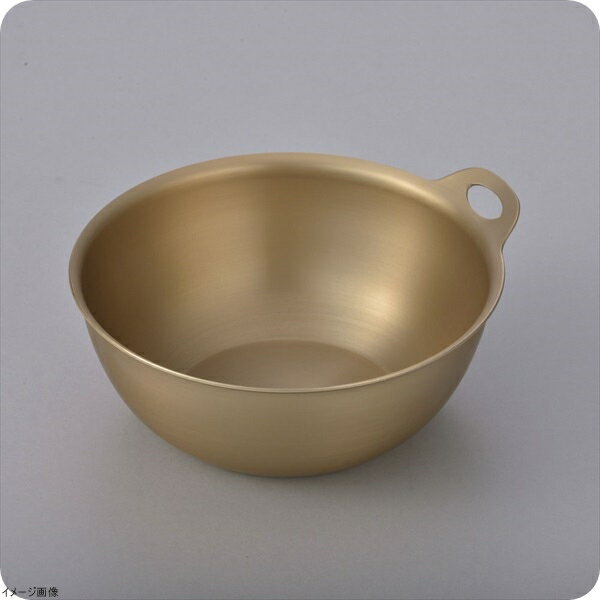 ●ふちを起こすことで効率よく重ねることができます。●持ち手の丸い穴から吊るしての収納も可能です。●耐食性、摩耗性に優れたしゅう酸アルマイト加工。※メーカー希望小売価格はメーカーカタログに基づいて掲載しています。(カタログ表示価格は消費税が含まれていません)内径(cm)16 外径183 深さ(mm)66 容量(L)1.1 板厚(mm)1.2