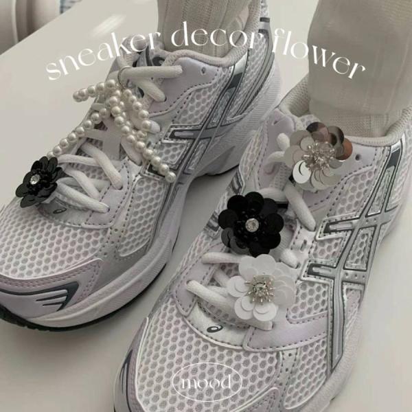 トレンドのスニーカーデコ・足元をおしゃれに演出するシューパーツ（同色3個セット）です。スパンコールで作られた可愛い花が靴を彩ります・【原産国】韓国【サイズについて】直径：約3cm・測り方により誤差が生じる場合がございます。・同じデザインでも...
