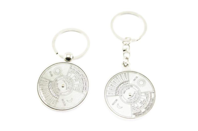 Olive-G 2種セット 2056年まで使える 羅針盤 万年歴 キーホルダーこれから40年近くも使えちゃうキーホルダーこれが使えなくなる頃、あなたは何歳？？表面に薄いフィルムが付いている場合ははがしてお使いください。生産タイミングによって...