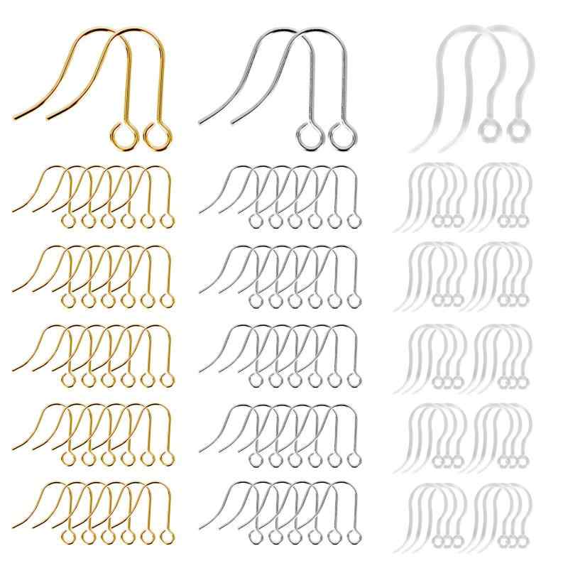 3種100個 ピアス パーツ フック サージカルステンレス 樹脂 フックピアス ピアスパーツ ハンドメイド アレルギー対応 ゴールド シルバー クリア【高品質の素材】金属アレルギーの出にくいステンレス316Lと樹脂で作られたピアスフックとなり、アレルギーがあって着用できなかったピアスやイヤリングのパーツをフックピアスに付け替えて楽しめます。変形と色褪せしにくくて、ハンドメイドアクセサリー・レジンクラフトにオススメです。【3種100個の大容量セット】ゴールド・シルバー・クリアという3色のサージカルステンレスのピアスフックと樹脂製のフックパーツセットです。ゴールド15ペア30個、シルバー15ペア30個、クリア20ペア40個、サイズ：約タテ14.5mm×ヨコ9mm、ピアスパーツ予備とピアス交換に十分な量で、長時間使用可能です。【使い勝手簡単】樹脂製のフックはクリアタイプで、レジンクラフトのチャームにピッタリで、耳元もとても自然に見えます。ステンレス製のフックピアスパはゴールドとシルバーの2色も揃い、カンにお好みのチャームをおつなげて頂き、ゆらゆら揺れるピアスが作れ、オリジナルなハンドメイドの作品がお作り頂きます。初心者さんも可愛いオリジナルピアスが簡単に手作りできます。【丸カン付き】フックピアスパーツはカン付きなので、作り方・使い方は簡単で、お好みのチャームを合わせて、お好みのチャーム・パーツをつなげて、 ゆらゆら揺れるイヤリングにお作り頂きます。ゴールドとシルバと透明色ー三種類の色が付き、様々なピアスが似合います。【ご注意と付き】ご注意：❶アレルギーがでにくいステンレス316Lを使用しておりますが、お肌に合わない場合はご使用を中止してください。➋同じ商品でも入荷時期等により、サイズ・色調・メッキ等の仕様に若干の変更・個体差がある場合がございます。