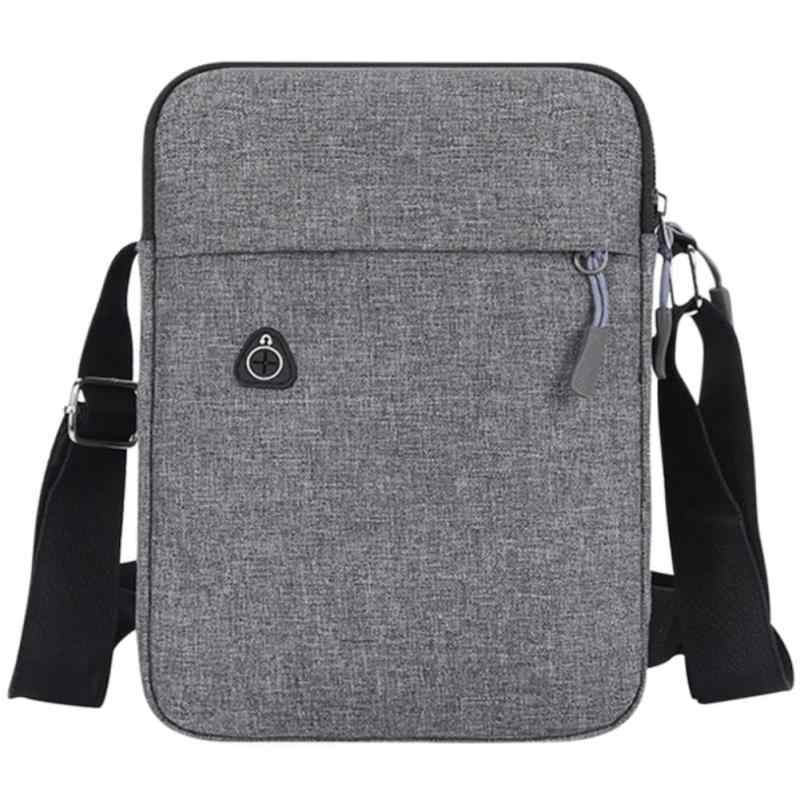 [FUPUTWO] ショルダーバッグ メンズ ミニ 斜め掛け 防水 ポーチ シンプル 縦型 軽量通勤、街歩き、旅行やサイクリングなどビジネスからアウトドアレジャーまで活躍するメンズショルダーバッグです。シンプルなデザインで年齢、シーン、コーデを選ばず持てる防水ミニポーチです。柔らかな手触りで軽く、体にフィットするバッグです。表地は水濡れに強いオックスフォード素材。160gと軽量なので体への負担が少なく、長時間持っても疲れにくい防水かばんです。メインポケット1つ、内ポケット2、ファスナーポケット1、前面にファスナーポケット2つ、背面にオープンポケット1つがあります。鍵やカードなど小物を分けて収納でき、さっと取り出せるのでとっても使いやすい。軽量なので旅行やアウトドアなどアクティブに動きたい時にも最適なメンズショルダーバッグです。スマホ、手帳、財布やメガネなどお出かけ必需品が丸ごと入る縦型の斜め掛けバッグです。プレゼントにもおすすめです。【カラー】ネイビー、ブラック、グレー【材質】オックスフォードクロス【サイズ】幅15cm×高さ22cm×マチ5cm【重量】0.16kg