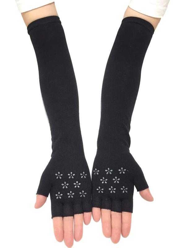 [Ree　＆　Mee] アームカバー アームスリーブ 腕カバー レディース ロング丈 UV カット 接触冷感 紫外線対策 日焼け対策 冷房対策 滑り止め付き 5本指付きUVカット加工ラメ入り花柄の滑り止め付き指付きUVカット効果で気になる紫外線からしっかり肌を守ってくれます。手のひらにはかわいいラメ入り花柄の滑り止め付きですので自転車や車の運転時も滑らないさらに指付きのため指が動かしやすいお出かけ時やお子さまとの公園や遠足、運動会、お散歩、海水浴やプールやスポーツやアウトドアなどにも大活躍アイテムガーデニングや農作業、畑仕事などの日焼け防止対策や紫外線対策、腕の保護に。買い物やドライブなど、車の運転や、自転車の運転時の腕のカバーに。冷房の効いたオフィスでのデスクワークでの冷房対策や冷え取り、防寒、寒さ対策に、事務やパソコン仕事もはかどります。素材：ポリエステル、綿　 サイズ：フリーサイズ　丈は60cm/45cmからお選びいただけます