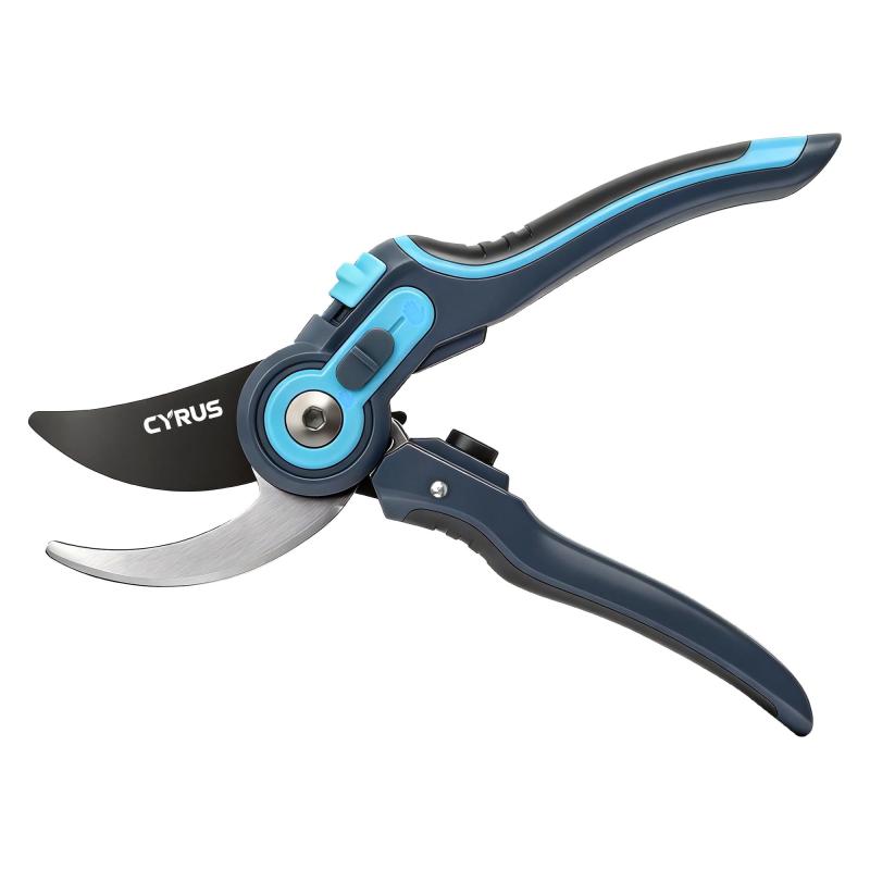 CYRUS 剪定ばさみ 2段階調節可能 SK5高炭素鋼 くっつかないコーティング 錆びにくい 握りやすいデザイン しょうりょく 果樹 庭木 盆栽に適用（ブルー＋ブラック）【炭素鋼の鋭い刃】刃は剪定鋏の心臓部であり、高品質な高カーボンスチールを精密に加工して製造されています。卓越した硬度と耐摩耗性を備え、固く老化した枝にも対応し、軽い力で切り口を綺麗に仕上げます。さらに、刃は衝撃に強く、長期間使用しても刃こぼれや反りが生じにくいため、高い耐久性を実現しています。【不粘着コーティング】ブレード表面には特殊な不粘着コーティングを施しており、植物の樹液や繊維の付着を効果的に防止します。使用後は軽く拭くだけで清潔を保てます。コーティングには防食・防錆機能も備わり、屋外の湿気の多い環境でも対応可能。ブレードの寿命を大幅に延ばし、メンテナンスを簡単で便利にします。【調節可能なメカニズム】な調節可能な開口機構を採用しており、ユーザーは剪定のニーズに合わせて自由にブレードの開閉角度を調節できます。細かい調整は盆栽の造型や花の手入れに最適で、拡大設定では太く硬い枝も楽に処理できます。本当に一つの剪定鋏で多様な園芸シーンに対応可能です。【ワンタッチ安全ロック設計】片手操作可能な安全ロック装置を装備しており、使用後は軽くスライドさせるだけでブレードを固定し、誤作動を防止します。コンパクトな構造デザインは工具バッグや作業服のポケットへの収納に便利で、屋外作業、庭の手入れ、フラワーアレンジメントなど多様な使用シーンに適しています。安全性と携帯性を両立させました【人間工学に基づく滑り止めグリップ】グリップは手の自然なカーブに基づいて設計され、手のひらのアーチにしっかりフィットします。表面の滑り止めテクスチャーにより、様々な環境下でも確実な保持を実現します。調節可能な省力構造と組み合わせることで、長時間の剪定作業による手の疲労を大幅に軽減し、園芸作業の効率と操作性を向上させます。