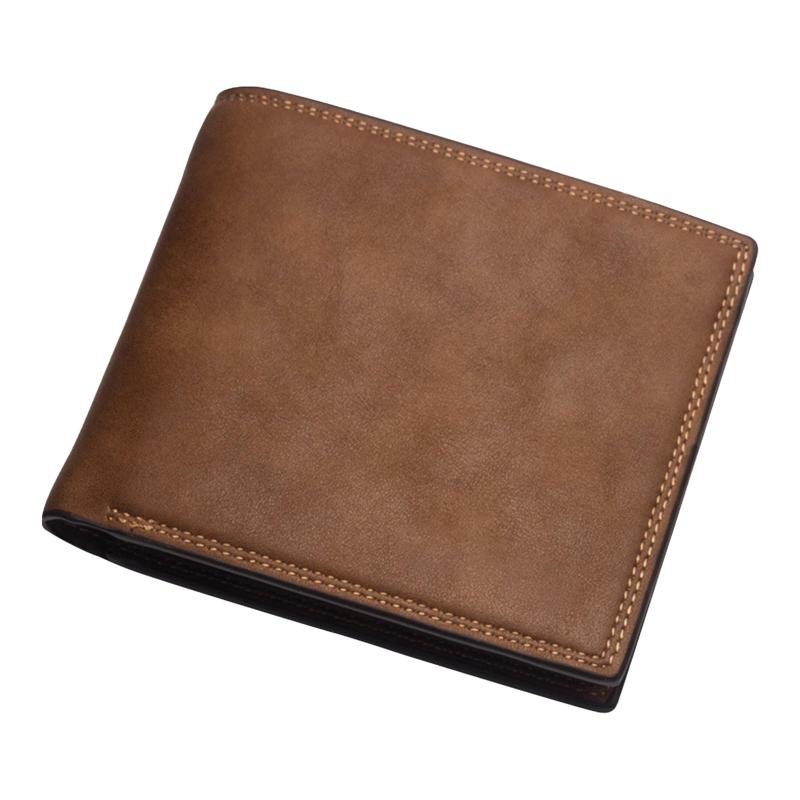 二つ折り 財布 メンズ 本革 財布 カーボンレザー 免許証入れ 超薄型 大容量 牛革 12枚カード収納 札入れ 小銭入れなし 2つ折り人気 一流の革職人が作る 高級 イタリアレザー ダークブラウン【本革・2つ折り財布】カーボンレザーはメンズの小物やアクセサリーでは定番の人気を誇る素材。キップに近いようなしなやかなコシを持ちながら、上面にラミネートしたカーボンフィルムは耐摩耗性、耐光性、耐熱性を持っています。【驚きの薄さ】商品仕様：W11.3 × H9.8 × D1.5 cm（一番厚い所）； 重さ：160g。タイプ：2つ折りメンズ本革財布。紙幣・カード・小銭を入れても驚きの薄さを実現ポケットにスポット入る大きさで持ち運びが楽ちんになっています。【抜群の収納力】札入れ×2、カード入れポケット×8、写真入れポケット×1、オープンポケット x 2（小銭入れなし）、合計でカード12枚収納可能です。シンプルで使いやすいデザインで、同時にお札、クレジットカード免許証、電子マネー、ポイントカードなど余裕で入ります。たくさんのものを収納できるのでとても便利で、手にも納まるサイズ感で持ちやすいです。【RFIDブロッキング技術・選ばれる理由】ICカードの情報や個人情報などを守るために、カードスロットとポケットの裏地につける布はRFIDブロッキングライニングを採用しています。カードを入れたまま、反応しない場合があり、使用する時はカードを出してから、利用してお願い致します。【ギフト包装・大切な人へ】 上質な本革素材で作られた製品はもちろん、シンプルでスタイリッシュなギフトBOXも喜んでもらえます。自分へのご褒美、父、子供、友人などの誰にとっても完璧なギフトになります。クリスマス、新年、誕生日、結婚式、父の日、バレンタインデー、お返しなど大切な人への贈り物として最適です。