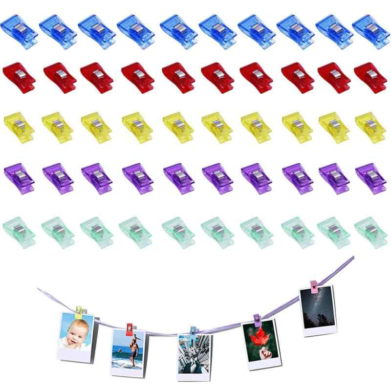 SHSHANLC ミニクリップ 50個セット 手芸用品 クリップ 可愛い まち針代用 プラスチック 大 袋止め グリップ 接木 裁縫用 テープ ワニ ペーパー カラフル ジョイント 文房具 ソーイング用【多用途に使えるミニクリップセット】クリップ 50個入りセットは、縫製、キルト、クラフト、DIYなど様々な手芸作業に活躍。まち針の代用としても使える便利な手芸用品です。【しっかり固定できるグリップ構造】強力グリップ付きで布や型紙、定規などをしっかりホールド。ワニクリップのような安定感があり、ズレ防止に効果的です。【カラフルで見やすい5色アソート】緑・紫・赤・黄・青の5色各10個入り。作業中でも目立ちやすく、用途別に色分けして使えるので効率的です。【袋止めや文房具クリップとしても活躍】袋止めクリップやペーパークリップ、テープクリップとしても使える多機能仕様。ジョイントクリップやデミクリップとしても代用可能です。【持ち運びに便利なコンパクトサイズ】クリップは軽量でかさばらず、移動ポケット クリップや裁縫セットにそのまま収納可能。外出先や教室、旅行中の手芸作業にも最適な手芸用品で、袋止めやおしゃれな文房具としても活躍します。