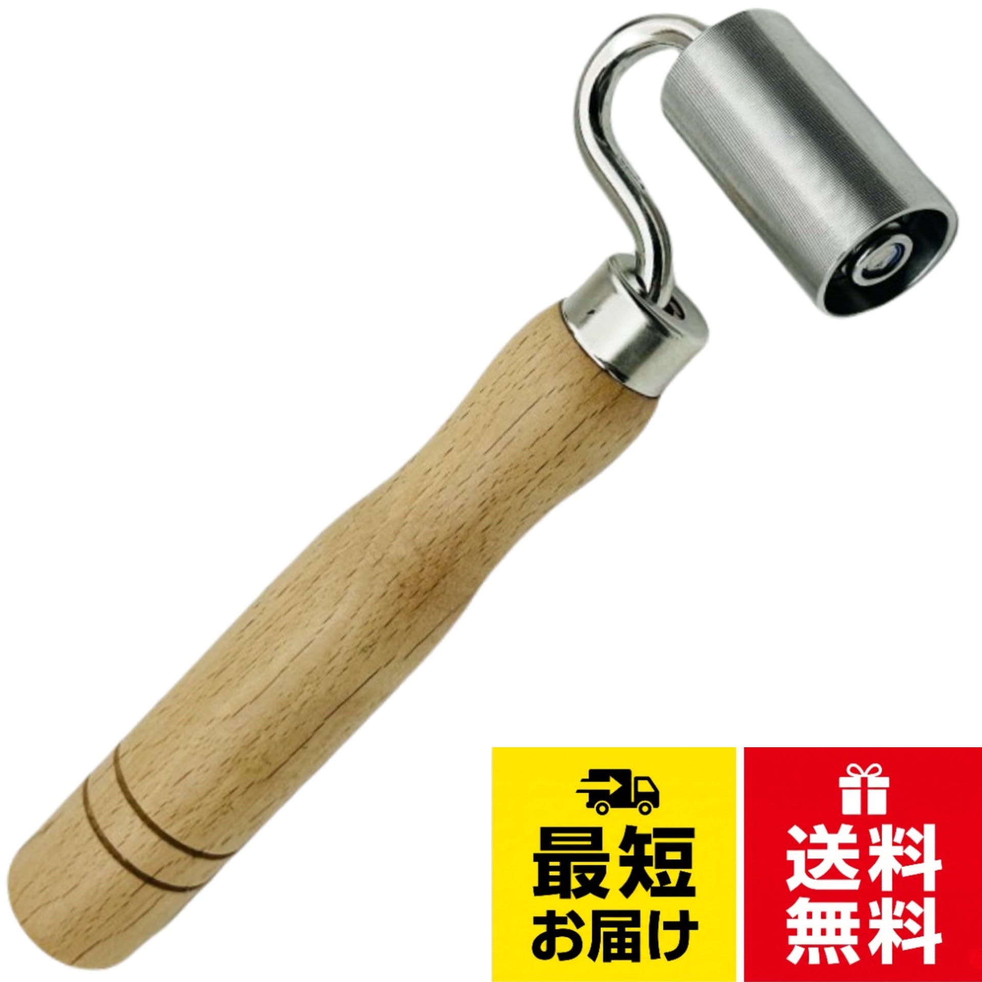 【均一な力でプロ級の仕上がりに】コンパクトながら約300gの適度な重みとベアリング入りローラーにより、力が均等にかかりやすく、初心者でもムラのない仕上がりを実現。素材を傷つけにくく、美しい圧着が可能です。。【スムーズな操作感と快適な使い心地】木製ハンドルは自然なカーブで手に馴染み、長時間の作業でも疲れにくい仕様。小回りが利くコンパクト設計で、細かい部分の作業にもピッタリです。。【強く、美しく貼り付ける】ジョイントローラーで圧着することで、接着力が高まり、床材の継ぎ目や接着面がしっかり固定されます。施工後も浮きやズレが出にくく、見た目にも整った仕上がりが続きます。。【多用途に活躍する万能ローラー】クッションフロアやタイルシート、クロスの貼り付けはもちろん、レザークラフトや縫製のクセ付けなど細部の圧着にも対応。DIYやメンテナンス、リフォームにも心強い一本です。。【商品内容】本体1個、バリエーション：ローラー幅4cmタイプ・ローラー幅5cmタイプ、サイズ：全長約20cm、材質：ステンレス・木材RYOHIN Lab.(良品ラボ) 床用 ジョイントローラー 圧着 クッションフロア クッションシート フロアタイル クロス 革 細工 壁紙 強度アップ 1個
