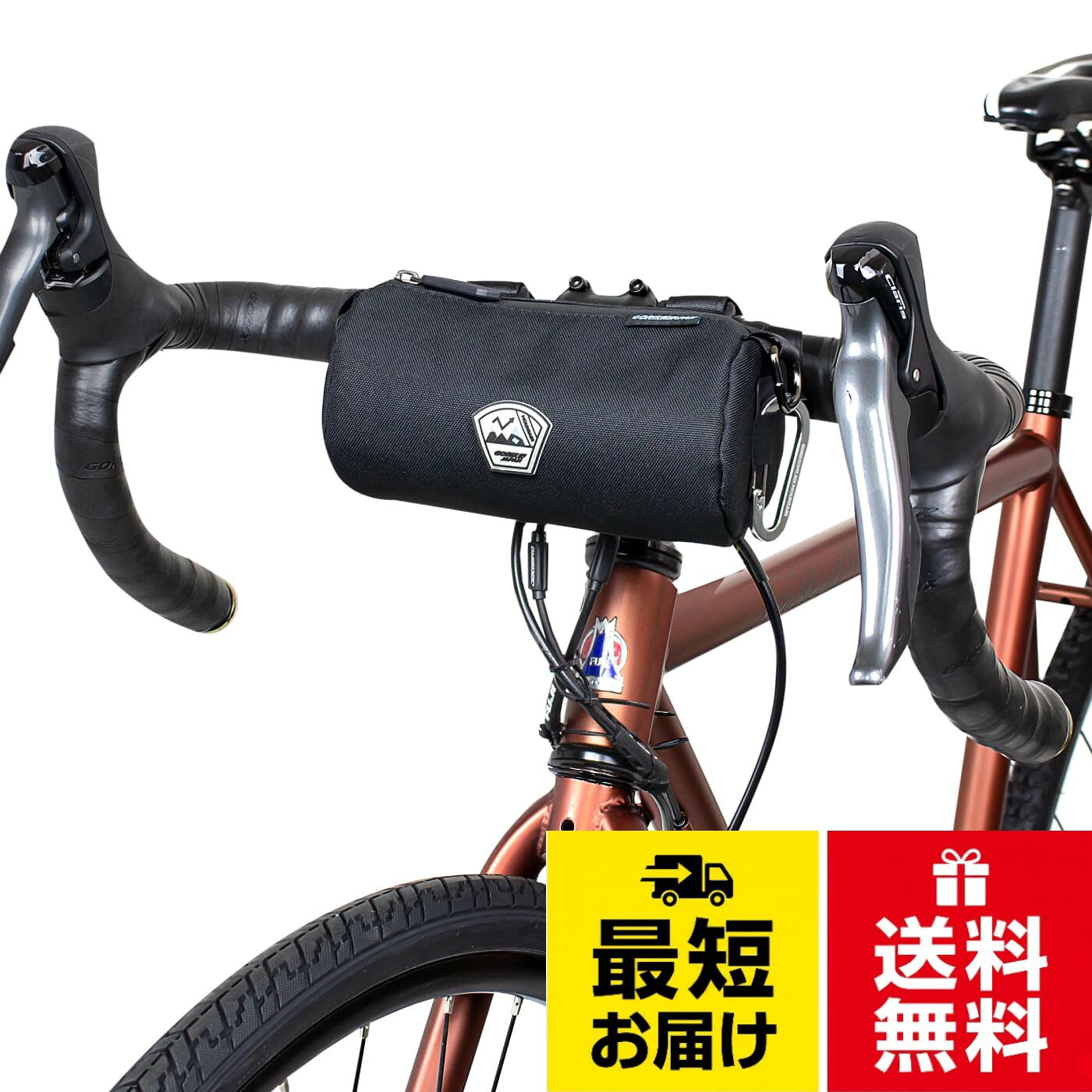 【商品内容】：フロントバッグ、ショルダーベルト【生地】：ポリエステル【仕様】：防水撥水生地、防水ファスナー【容量】：1.1L(S)/1.5L(M)【サイズ】：長さ18cmx径φ9cm(S)/長さ19cmx径φ10cm(M)【重量】：130g(S)/170g(M)【カラー】：ブラック(S)/オリーブ(M)※ハンドルバーとタイヤの隙間が120mm以上あることを確認してください。。[ハンドルバッグ] 丁度良いサイズでスポーツにより過ぎないカジュアルなデザイン。 日常の通勤などにも便利なサイズ。 ロードバイクからクロスバイク、グラベル、ミニベロ、mtbなど様々な自転車におすすめです。 3点で固定するため安定していて揺れにくい。。[容量] 気軽に楽しむサイクリングや街乗りに十分なサイズ。 スマホやポーチ、鍵など最小限のアイテムは収納でき身軽にスポーツを楽しめます。 Mサイズにはサイドにメッシュポケット完備でプラスの収納が可能。 (Sサイズ1L/Mサイズ1.5L)。[ショルダーベルト] 付属のショルダーベルトを装着すれば、自転車から降りた時はショルダーバッグとして使えます。 観光地やイベント、街乗りで自転車を降りる機会が多い場合に便利なベルトです。。[カラビナ] カラビナ付きは外してカラビナのみでも使えるので実用的！ 何かを引っかけたり結合したり使い方色々！。[撥水生地] 日常防水や小雨は困らない。 また防水ジッパーを採用しさらに防水性を強化。 ※完全防水ではありません。。[型崩れしない] パッド保護材入りでやや硬めの生地。バッグ自体がふにゃっとしないでしっかりと綺麗な形状をキープします。 [耐摩耗性、防水性性能素材を採用] バッグはとても強く耐久性、耐摩耗性に優れているため劣化するのが遅く長い期間使えるタフなバッグです。。【特徴】・付属のショルダーベルトを使えばショルダーバッグに！ ・カラビナ付きは外してカラビナのみでも実用的に使える！ ・耐摩耗性、防水性性能素材を採用 ・ロードバイクやクロスバイク、ミニベロ、MTBなどの自転車と電動自転車に適合 ・保護パッド入りで型崩れしない ・カジュアルできれいなおしゃれドラムデザイン ・3点で固定し揺れにくい ・選べる(1L/1.5L)2サイズGORIX(ゴリックス)フロントバッグ ロードバイク 自転車 アウトドア コンパクト ふろんとばっぐ (KARA) ハンドルバッグ おしゃれ クロスバイク (フルブラック, Sサイズ) / スポーツ / Sサイズ