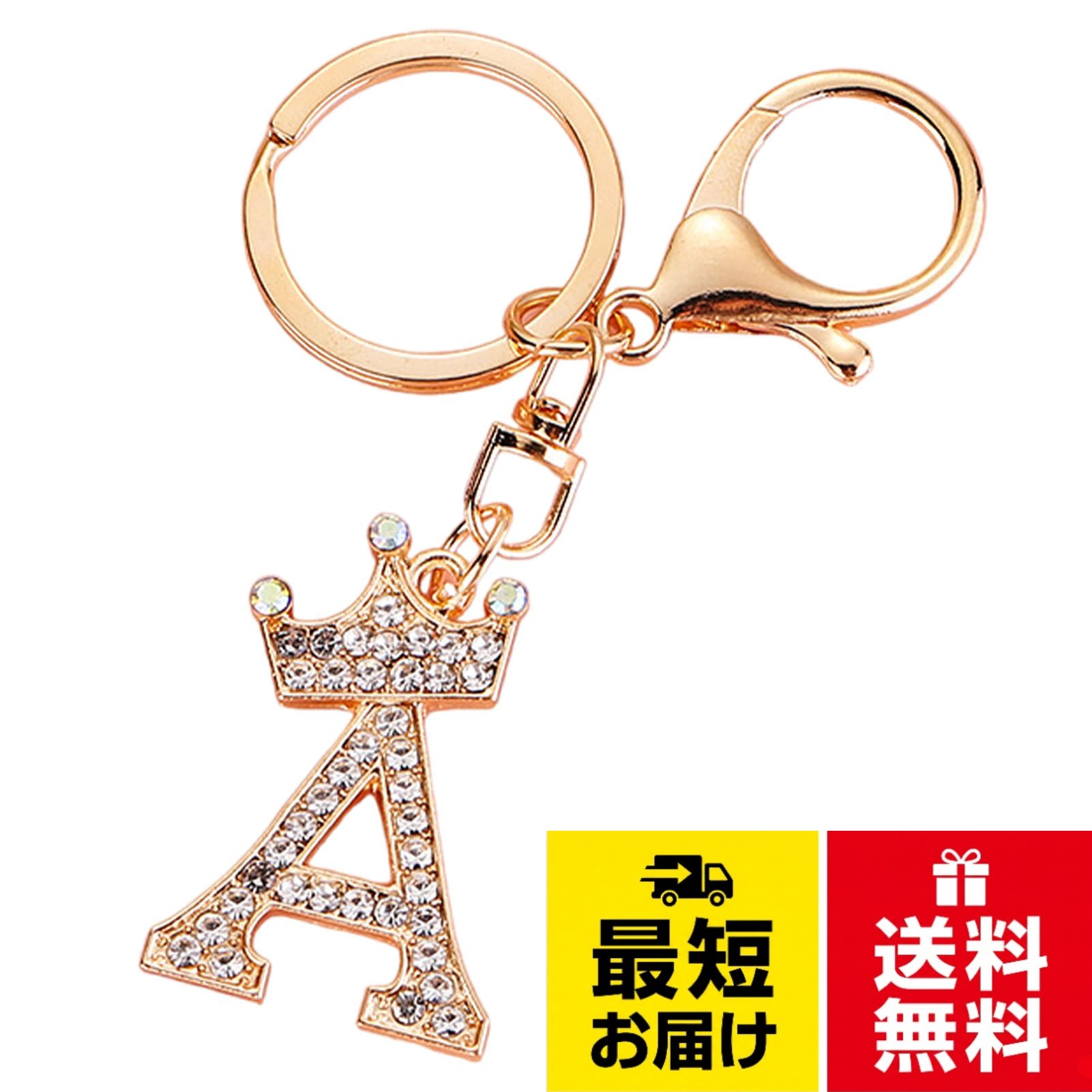 【製品仕様】重量：約25G イニシャルキーホルダー26種！ 合金金属。イニシャルのキーホルダーは合金金属+水ドリルで作られており、非常に頑丈で割れにくいです。安全で環境に優しくて耐久性があり、高級感があります。。【ユニークなデザイン】キラキラしたアルファベットのキーホルダーです。26イニシャルは好きなデザインを選びやすいです。個性的なデザインは、ポケットやハンドバッグにかかっているのが目立ち、生活に楽しさを加えます。このモダンなデザインのバッグペンダントキーチェーンは見栄えがよく、同時にキーを手元に置いておくと便利です。。【ファッション】ファッションアクセサリーとして： 単なるキーホルダーとしてだけでなくバッグやポーチ、ジャケットなどに取り付けてファッションのアクセントとしても楽しむことができます。 DIYや女性のハンドバッグを飾るのが好きなあなたの家族、友人への素晴らしい手作りの贈り物。。【幅広い用途】キーホルダーをバックパック、バッグ、ベルト、パンツなどに掛けて、いつでもどこでも簡単に使用できます。キーホルダーとして使えば、鍵を紛失しやすいという悩みも簡単に解決できます。キーホルダーとしてだけでなく、バッグの装飾、車の装飾、ワイヤレスイヤホンの装飾、車のキーホルダーなどとしても使用でき、さまざまな機器によく合います。あらゆるシーンで使えるキーホルダーです。。【サプライズギフト】年齢を問わず、あらゆる年齢層に適したかわいい装飾です。よく使われるキーホルダーなので、誕生日、クリスマス、卒業式、バレンタインデー、母の日などの友人や親戚へのプレゼントとしても最適です。[Joyasslly] バッグチャーム イニシャルチャーム キーホルダー アクセサリー レディース 英語 記念品キーチェーン キーホルダー イニシャル バッグチャーム