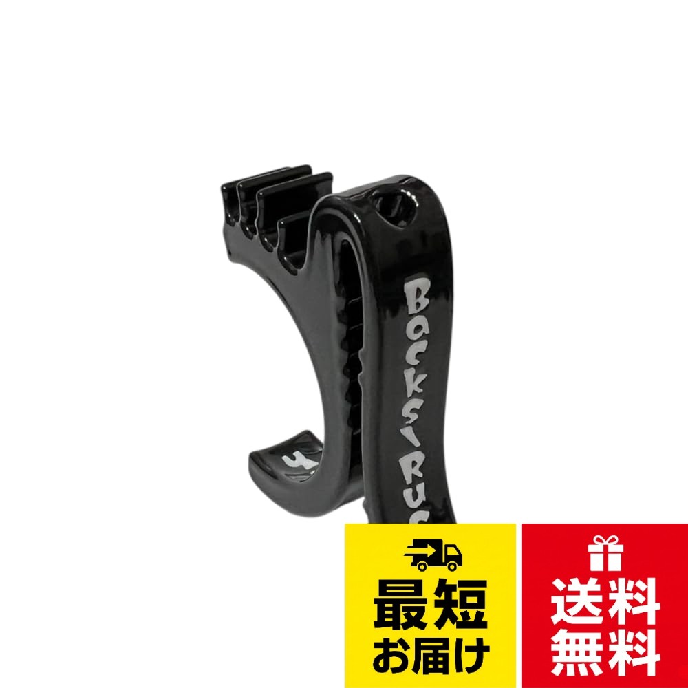 Backs＼Rushのゴルフボールを収納する開放型のベルトに挟むゴルフボールホルダーです。。ユニークなデザイン： ゴルフボールハンガーは、他にはないユニークなデザインでゴルフ場で注目を集めます。遊び心あふれるデザインが個性を演出します。 予備用ティーホルダー付き： 直径5mm前後の円柱型ティーのみ対応のティーホルダー付き。予備として木製ティーなどを装着しておけます。 ツアーティーなどの板状ティーや太いティーは装着できません。。ゴルフボールが見える開放型ボールケース： ゴルフボールをパチンとはめ込むだけ。お洒落なゴルフボールも魅せながら収納可能です。 ベルトに挟めて便利に装着可能： パンツやキャディバッグ、ラウンドバッグに簡単に取り付け可能。いつでもゴルフボールにアクセスでき、便利に使えます。。非公認ゴルフボール等の外径が小さいゴルフボールは使用できない場合があります。 ゴルフボールにより挟み込みのテンションが強い場合があります。 ご使用後はゴルフボールをつけたままにしないでください。変形しボール保持テンションが弱くなる恐れがあります。 樹脂製品ですので直射日光の当たる場所での長期保管や高温の車内での保管は避けてください。 製品構造上、表面コーティングにシワやひびが入ることがあります。。65x45x15mm 16g（1個） 材質：ASA ABSBacksRush(バックスラッシュ) 魅せる ゴルフボールケース Belt Series 2Color ベルト に挟む ボールホルダー ゴルフティーホルダー付き / ゴルフボールケース