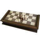 CLASSIC WOOD CHESS SET WITH VENEER EDGE 【お求めやすい価格のおすすめチェスセット】クラシック木製チェスセット　CS152-18お求めやすい価格のスタンダードな木製チェスセット。駒は最もベーシックなスタントンタイプで、どなたでも扱いやすいデザインです。チェスボード、チェス駒共に素材はウォールナット。日本では胡桃の木と呼ばれており、落ち着いた上品な色味と木目が特徴の高級木材です。駒は比較的軽量で、これからチェスをはじめる方や、小さなお子様にもおすすめです。また、ボードは折りたたみ式で、駒はボードの中にすっきりと収納することができます。駒の動かし方から、チェスの歴史や簡単な練習問題、チェッカーの遊び方まで、内容十分な日本語ルールブック付き。届いたその日からすぐにチェスが遊べます。 ■ご購入前にお読みください■ こちらの商品は新品ではございますが、以下の理由によりアウトレット品となっております。 ■箱なし ■チェス盤の色あせ、細かなキズ、凹み 返品は承っておりませんので、あらかじめご理解ご了承の上、ご購入下さい。■輸入、製造元ボード、駒：台湾 ■サイズボード：435×435mm　マス目サイズ：□45mmキング高さ：75mm　キング底面直径：φ25mm■素材ボード、駒：ウォールナット　