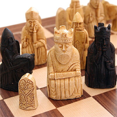 Lewis Chess set 【世界最古のチェスをリデザイン】ルイス（リューイス）島のチェスセット　A102B世界最古のチェス駒と言われる「ルイス島のチェス駒」。1831年にスコットランドのルイス島で発見されました。制作はおそらく12世紀頃とされており、最古のチェス駒として知られています。ルイス島で発見されたオリジナルは、現在大英博物館とスコットランド博物館に所蔵されています。そんな歴史あるチェス駒が、イギリスのハンドメイドチェスメーカー、SACによってリデザインされ登場しました！当時の雰囲気がそのまま現代に蘇った、堂々たる風格のある仕上がりとなっています。大きめサイズの駒にぴったりな折りたたみ式のチェスボードとセットで、特製ボックスに収められています。ギフトにもおすすめです♪メーカーはイギリスの老舗チェスメーカーであるSAC。同社はオリジナルデザインのアナログゲームメーカーとして、1969年イギリスで操業を開始しました。高い製品クオリティは瞬く間に人気を呼び、イギリスはもとより世界的にも確固とした地位を確立しました。 歴史と技術が可能にする、暖かみのある造形をお楽しみ下さい。■ご購入前にお読みください■ こちらの商品は大変希少な商品です。新品ではございますが、化粧箱、中仕切りにキズやへこみなどのダメージがある場合がございます。 また、ボードや駒に細かなキズや色むらございます。 あらかじめご理解ご了承の上、ご購入下さい。内容・日本語によるチェスのルールブック付き・チェス駒一式・折りたたみ式チェスボード輸入国：イギリスメーカー：SAC/UK生産国：中国サイズ（最長部）キング高さ： 90mm　底面サイズ： 45mmボードサイズ： 500mm×500mm　マス目サイズ： 50mm×50mm素材駒：ストーンレジン　ボード：木製　