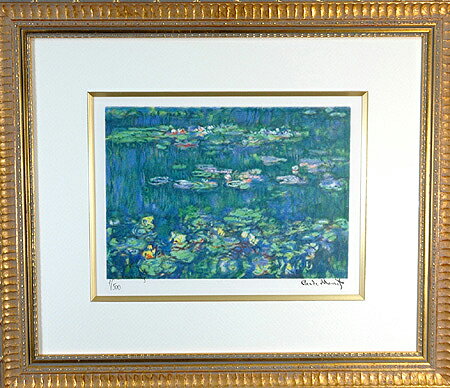 Claude Monet 〜Waterlillies〜 【パリの職人が再現するモネの睡蓮】 リトグラフ版画　モネ　「睡蓮1」　 本商品はメーカー直送商品です。 店内他商品との同時購入はできませんので、ご注意下さい。 ※受注販売の場合、代金引換はご利用いただけません。 また商品発注後のキャンセルは承れませんのでご了承ください。 印象派の巨匠、クロード・モネの代表作「睡蓮」のリトグラフ。 モチーフや構図に日本的な自然観をもちい、光と水が混ざりあってもたらす効果を追求した睡蓮のシリーズの中の1作品。 本作は職人の手作りによる500部限定での制作。 額付き、送料無料でのお届けです。 お部屋に、応接間に、また、新築祝いや結婚祝いに、素敵な絵画はいかがでしょうか？ リトグラフとは リトグラフとは、版画の古典的な手法で、18世紀末、ドイツで発明されました。 細かな表現が可能で、現代でも多くの作家がリトグラフでの作品を制作しています。 リトグラフ版画をおすすめする理由 ポスターはデジタル印刷ですが、リトグラフはその名の通り版画です。 リトグラフ版画がポスターと最も大きく異なる点は、制作に刷り師をはじめとした職人が携わっているということ。 刷り師職人には色彩感覚や版画の技術はもとより、作家が意図する表現を理解し再現する芸術的センスが要求されます。 そのため、リトグラフ版画はポスターの様な単純な色のコピーと異なり、原画に匹敵する美しさを再現できるのです。 そして本作品の制作に携わったのは、フランス、パリのリトグラフ工房「アールリト工房」。 アルシンスキー、アルマン、アイズピリ、ギヤマン、ジャンセン、ワイズバッシュらのアーティストも制作を依頼する工房です。 そして制作のアドバイザーには、「エディション・ダール・ド・フランコニー」の創業者であり世界的な美術鑑定家でもあるジェラール・ド・フランコニー氏。 「エディション・ダール・ド・フランコニー」はピカソやミロ、シャガールのリトグラフの制作も任された名門の版元。 長年の経験で培った確かな芸術的知識とセンスで、作者の作品を理解し、その意図を判に落とし込みます。 オリジナルの作品を忠実に再現したリトグラフ版画をお楽しみ下さい。 エディションナンバー（限定数）について エディションナンバーは、作品シート余白部分に「2/500」のように分数で書き込まれており、この場合500枚刷られたうちの2枚目ということになります。 また、作品には作家や刷師の刷り込みサインが入っています。これは、その作品がきちんとした工房で刷られたという証でもあります。 額について 本商品は額装してお送り致します。 額およびマット部分は、ご注文をお受けしてから、作品に合わせてプロの手で制作しております。 そのため、お届けまで一週間から10日ほどお時間を頂いております。 ・額の標準的な仕様 使用素材：マット・天然木の集合材・アクリル板 色：ゴールド 付属：黄色の布袋入り。裏面に紐付。 サイズ作品部分：19cmx24cm 額寸：37cmx42cm　