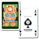 PIATNIK PLAYING CARDS【可愛らしいブタのトランプ】トランプ　ブタの水着 可愛らしいブタの絵が描かれたトランプ。四隅にスートの入った「4インデックス」というタイプで、左利きの方でも遊びやすいようにデザインされています。商品は下記の2種類からお選びいただけます。A：レディB：ジェントルマンFERDINAND PIATNIK and SONSFERDINAND PIATNIK and SONS（ピアトニック社）は、1824年にオーストリアで操業を開始した世界的なカードメーカー。創業190年という歴史に裏打ちされた卓越したクオリティ、そしてそこから生まれる遊び心のある商品の数々は、ヨーロッパはもとよりアメリカや日本で多くの人々に愛されています。国：オーストリアメーカー：PIATNIK/AUSTRIAカードサイズ：ブリッジカード素材：トランプ紙　