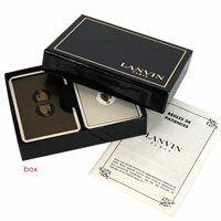 【LANVIN PATIENCES W】ブランドトランプ - ランバン ペイシェンス W ヨーロッパの紳士・淑女の間では、革製トランプケースにお気に入りのトランプを入れて持ち歩くのは常識です。ちょっとしたティータイムやパブ、友人との語らいの場にさりげなく取り出すのです。そんな背景もあり、ルイ・ヴィトンやティファニーなど世界の有名ブランドの多くでは、オリジナルトランプを売り出しています。スタイリッシュな大人のトランプをご覧下さい。こちらは、1889年、ジャンヌ・ランバン（Jeanne LANVIN）がパリに開業させた婦人用帽子店がはじまりのフランスの老舗服飾ブランド、『LANVIN（ランバン）』のトランプのミニサイズ版。ランバン最大の特徴でもある、絶妙な色彩表現が存分に生かされたデザインです。ダブルデック（二組セット）が特製化粧箱に納められています。 製造元であるフランス・GRIMAUD社が今は無いため、絶版品です。生産国：フランスカードサイズ：62×42mm素材：トランプ紙　